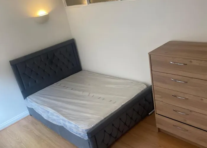 Urban Living At Its Best Stylish 4-Bed Flat With Gym, Underground Parking , Prime Location, Just 2 Minutes From Borough Market & Tube